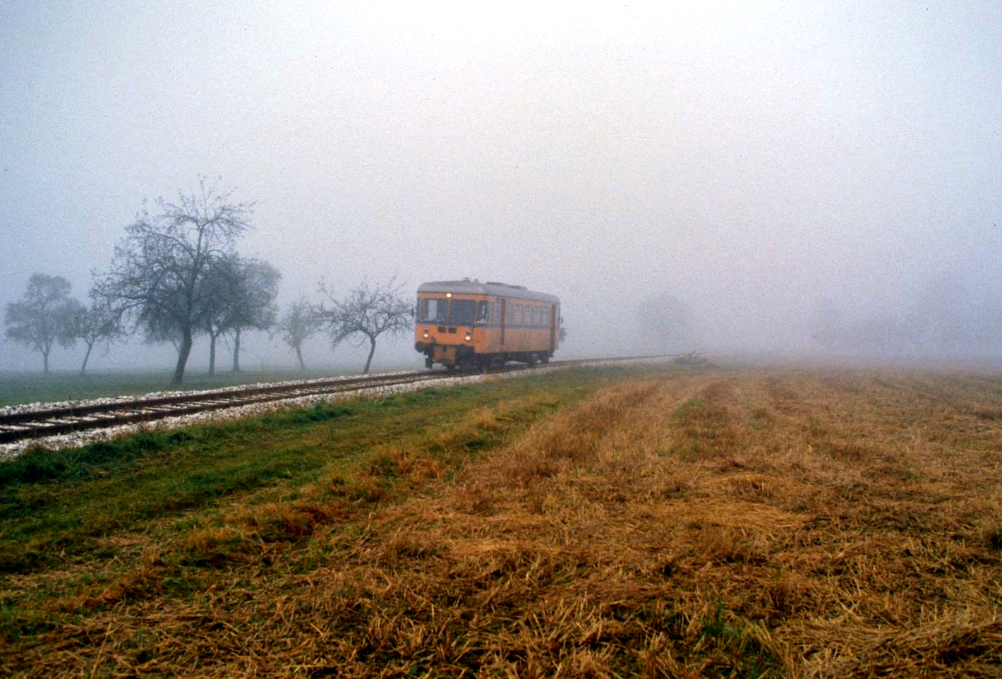 Eine Nebenbahn im Nebel: Schienenbus T 05 auf der früheren WEG-Lokalbahn Amstetten-Gerstetten  zwischen Schalkstetten und Stubersheim, 02.11.1984