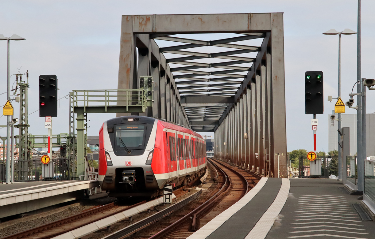 Einfahrt der S-Bahn aus dem Stadtzentrum in den Bahnhof Elbbrücken. Hamburg Elbbrücken, 15.9.2024