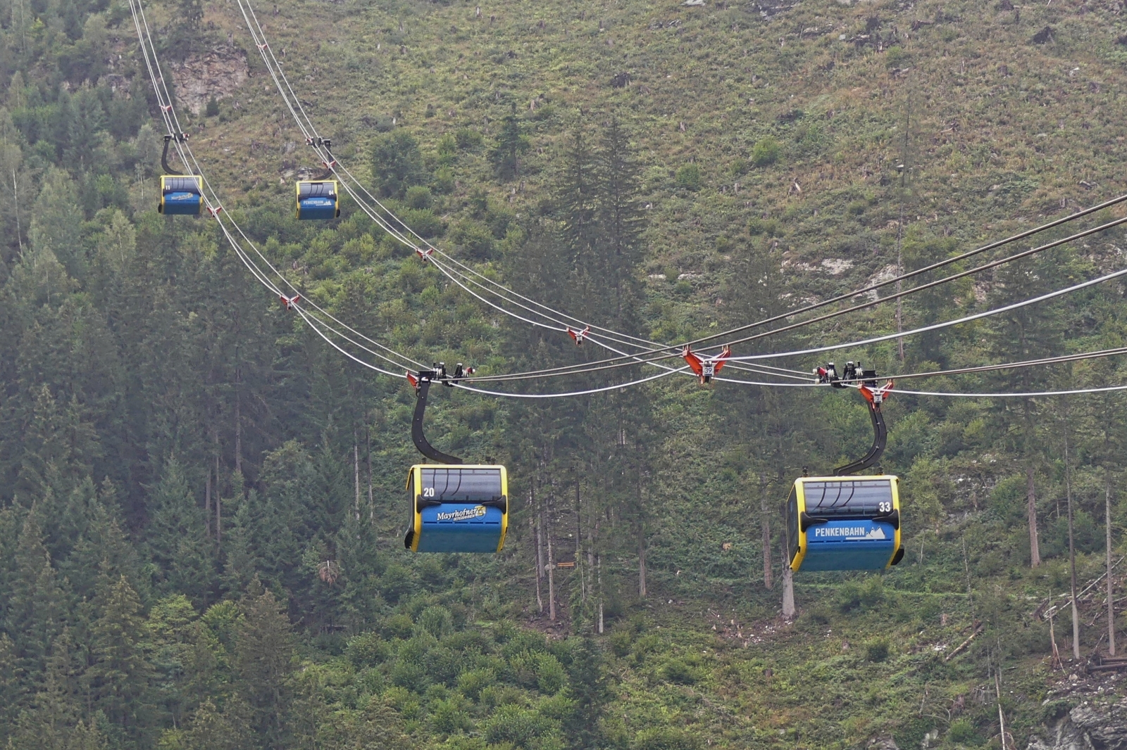 Einige Gondeln der Penkenbahn in Mayrhofen, aufgenommen an der Talstation. 19.08.2024