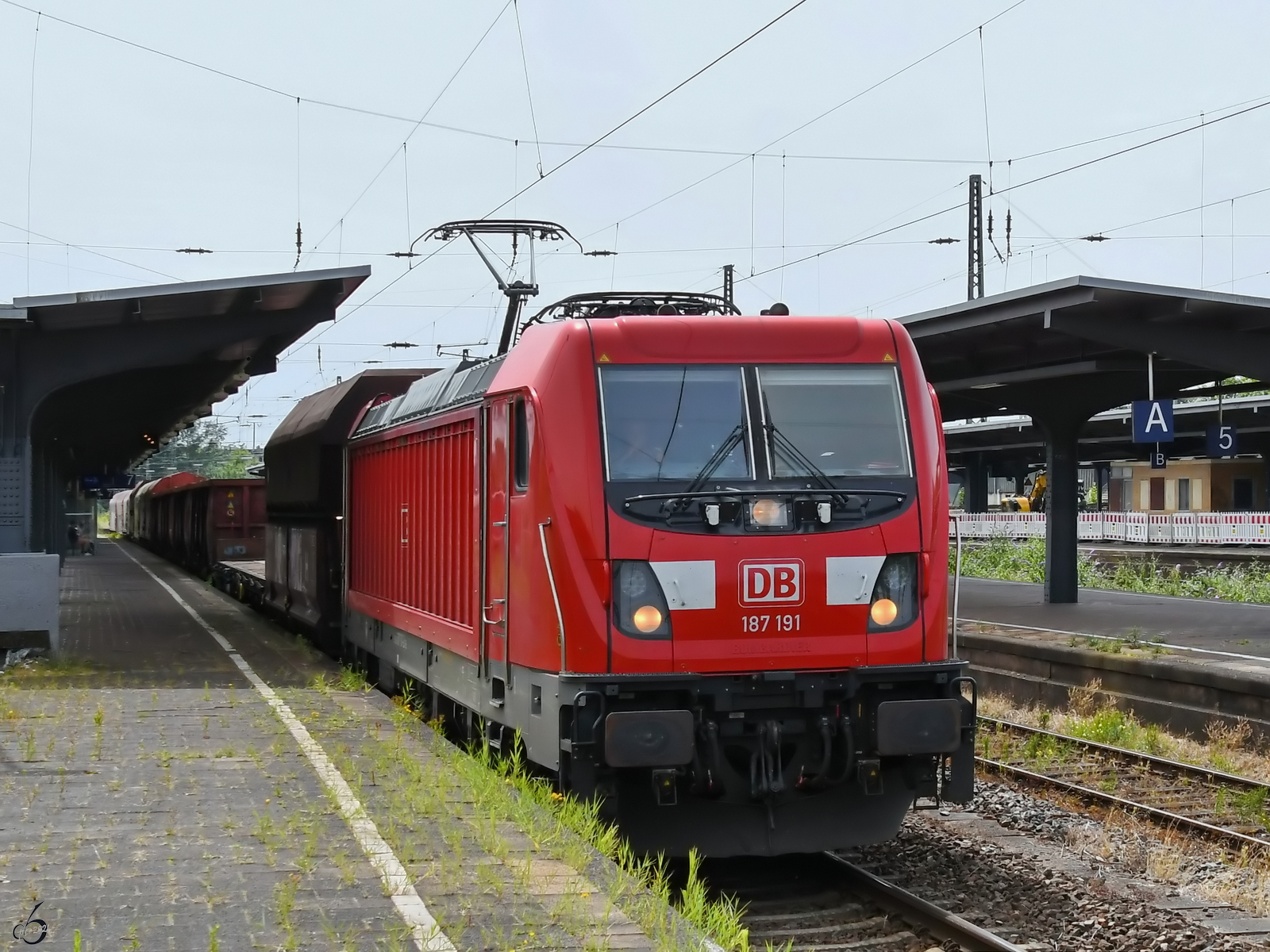 Ende Juni 2024 war die Elektrolokomotive 187 191 mit einem gemischten Güterzug bei der Durchfahrt in Wanne-Eickel zu sehen.