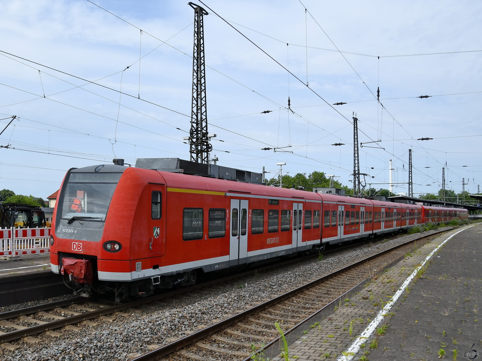 Ende Juni 2024 war der Elektrotriebzug 425 524-6 in Wanne-Eickel unterwegs.