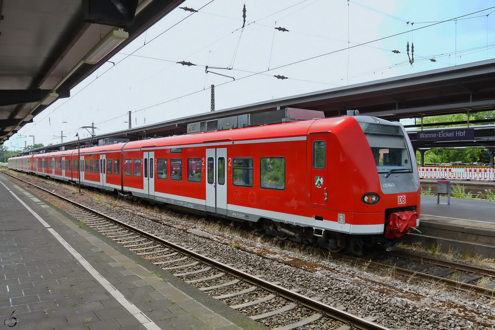 Ende Juni 2024 war der Elektrotriebzug 425 064-3 in Wanne-Eickel zu sehen.