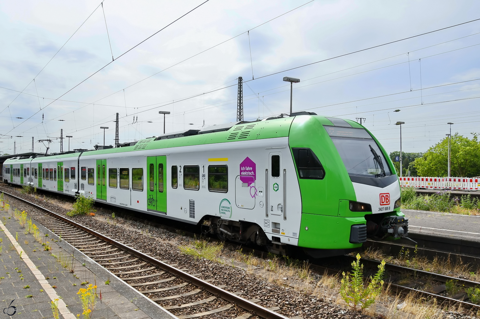 Ende Juni 2024 war der Elektrotriebzuges 3427 005 B am Hauptbahnhof in Wanne-Eickel anzutreffen. 