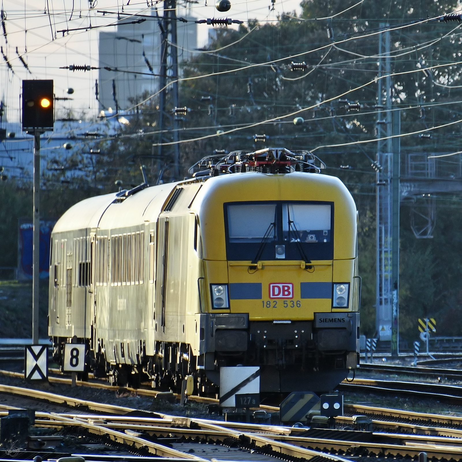 Ende Oktober 2024 war die Elektrolokomotive 182 536 mit einer Messwagengarnitur in Dortmund abgestellt.