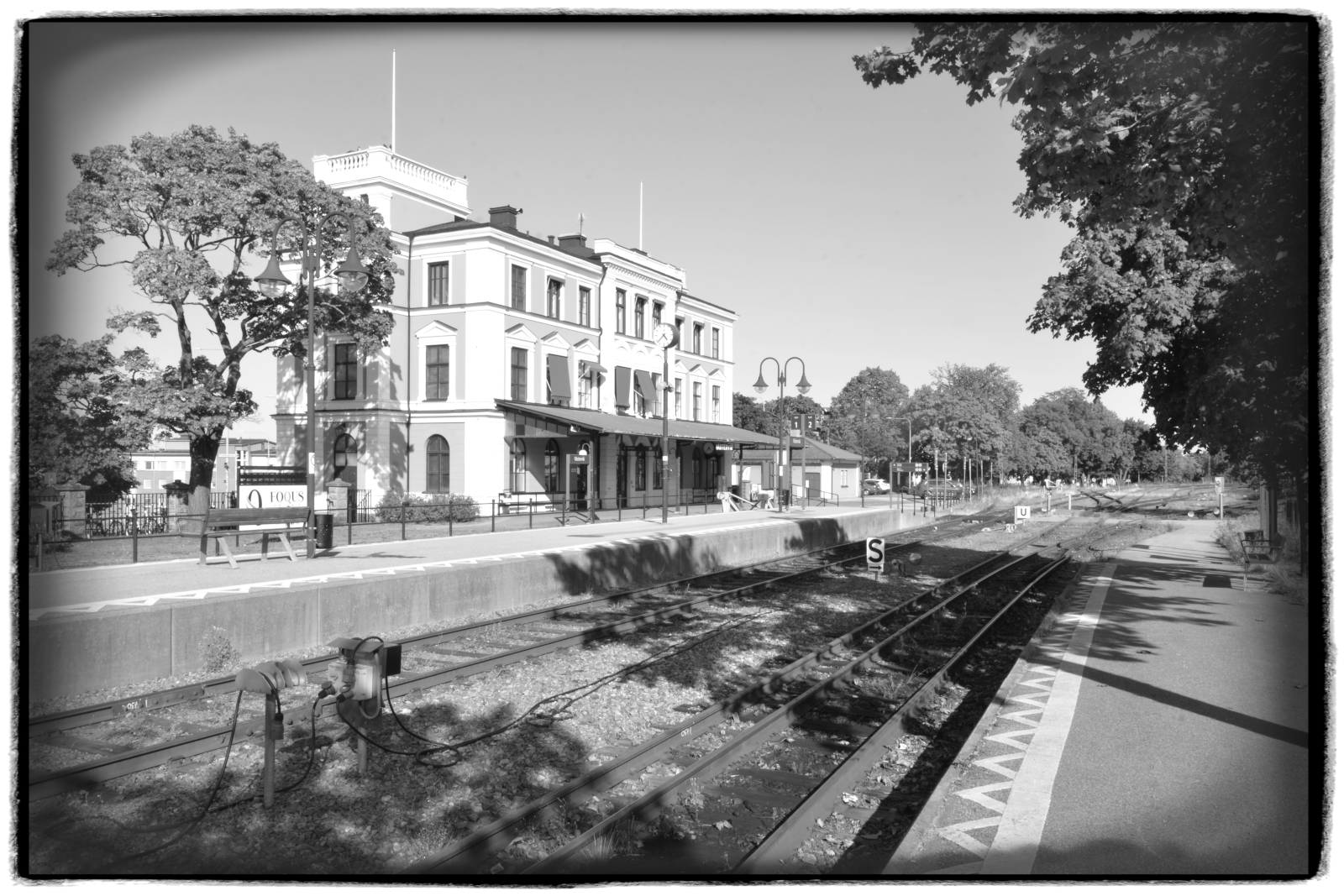 Endstation: Den Bahnhof Västervik an der Ostsee erreichen Personenzüge nur drei mal am Tag. Umfangreiche Gleisanlagen im Hintergrund zeugen von einst regem Güterverkehr von und zum Hafen der Stadt. Auf dem Dreischienengleis im Vordergrund verkehren in der Hauptsaison Triebwagen der Smalspåret Västervik - Hultsfred. Die Schmalspur-Triebwagen stammen aus den 1950er Jahren und haben eine Spurweite von 891 mm. 19.08.2024