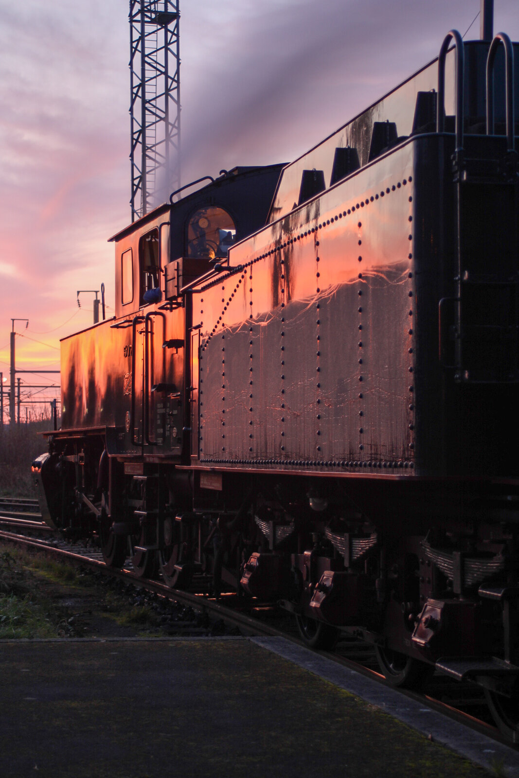 Energie 507 wartet mit dem letzten Zug des Jahres in Pétange auf die Abfahrt nach Fond-de-Gras (24. November 2024)