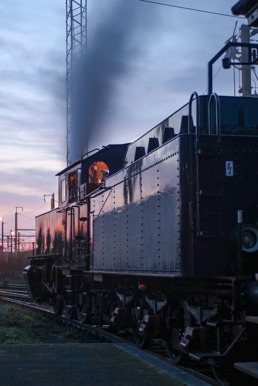 Energie 507 wartet mit dem letzten Zug des Jahres in Pétange auf die Abfahrt nach Fond-de-Gras (24. November 2024)