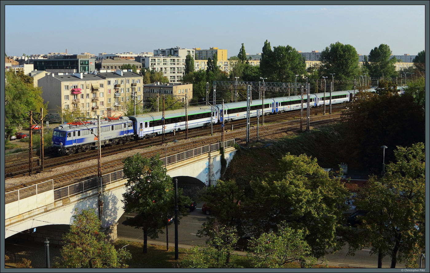 EP08-011 rollt am 06.09.2024 mit einem Fernverkehrszug aus dem Bahnhof Warschau Wschodnia Richtung Westen. (aus einem Hotelzimmer heraus fotografiert)