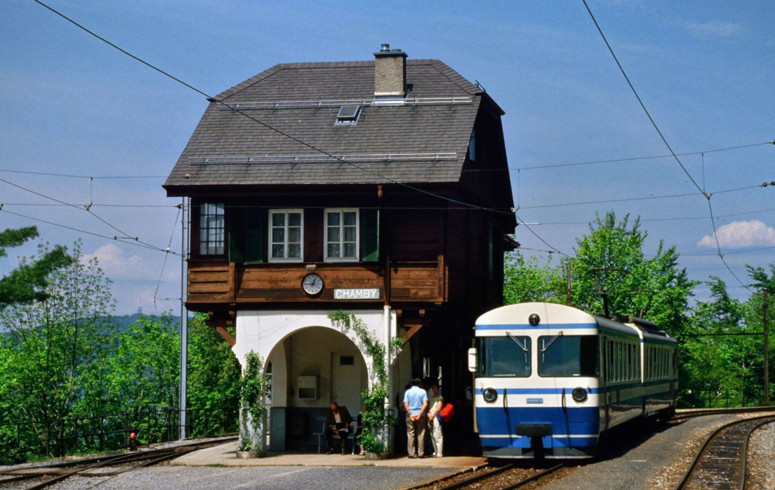 ET 5002 der Montreux Berner Oberland Bahn vor dem Bahnhof Chamby, 18.05.1986