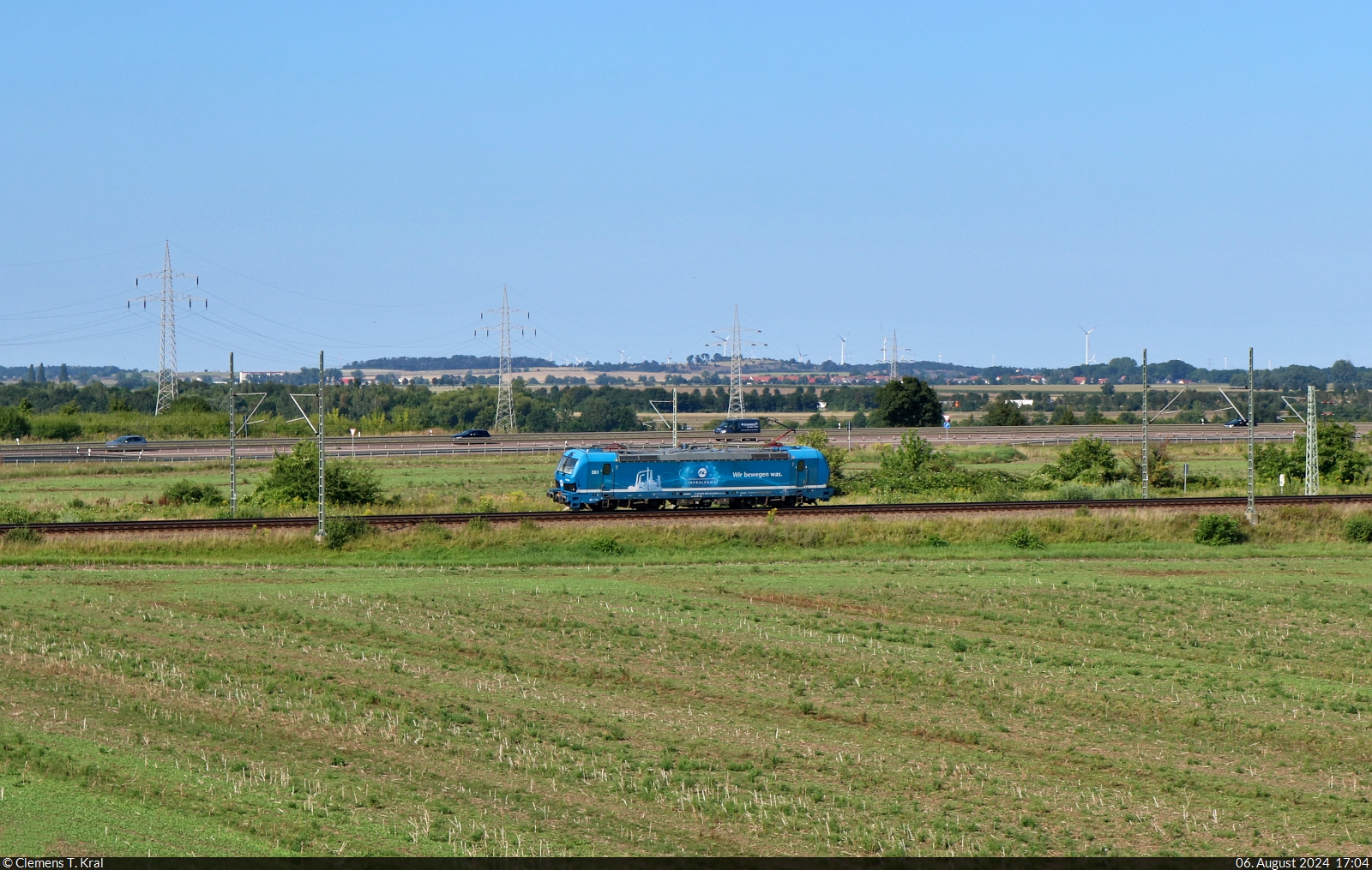 Fast unbemerkt rauscht 192 003-2 (Lok 561 | Siemens Smartron) als Tfzf über die Personengleise der nördlichen Einfahrt des Knotens Halle (Saale) Richtung Firmenstandort.
Sie wird später mit Dünger gen Magdeburg zurückkommen.

🧰 InfraLeuna GmbH
🕓 6.8.2024 | 17:04 Uhr