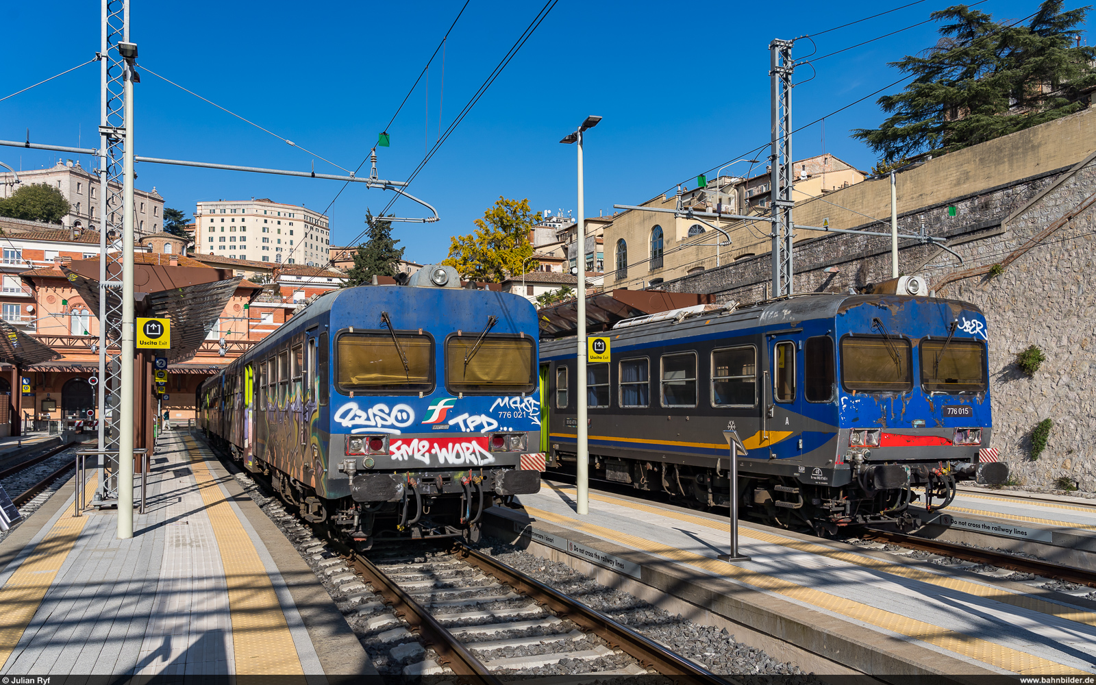 FCU ALn 776 021 & 015 / Perugia Sant'Anna, 12. November 2024<br>
Die Strecke zum Bahnhof Perugia Sant'Anna ist zwar inzwischen elektrifiziert, noch fahren aber die alten Dieseltriebwagen, wenn auch in einem zumindest optisch äusserst schlechten Zustand.