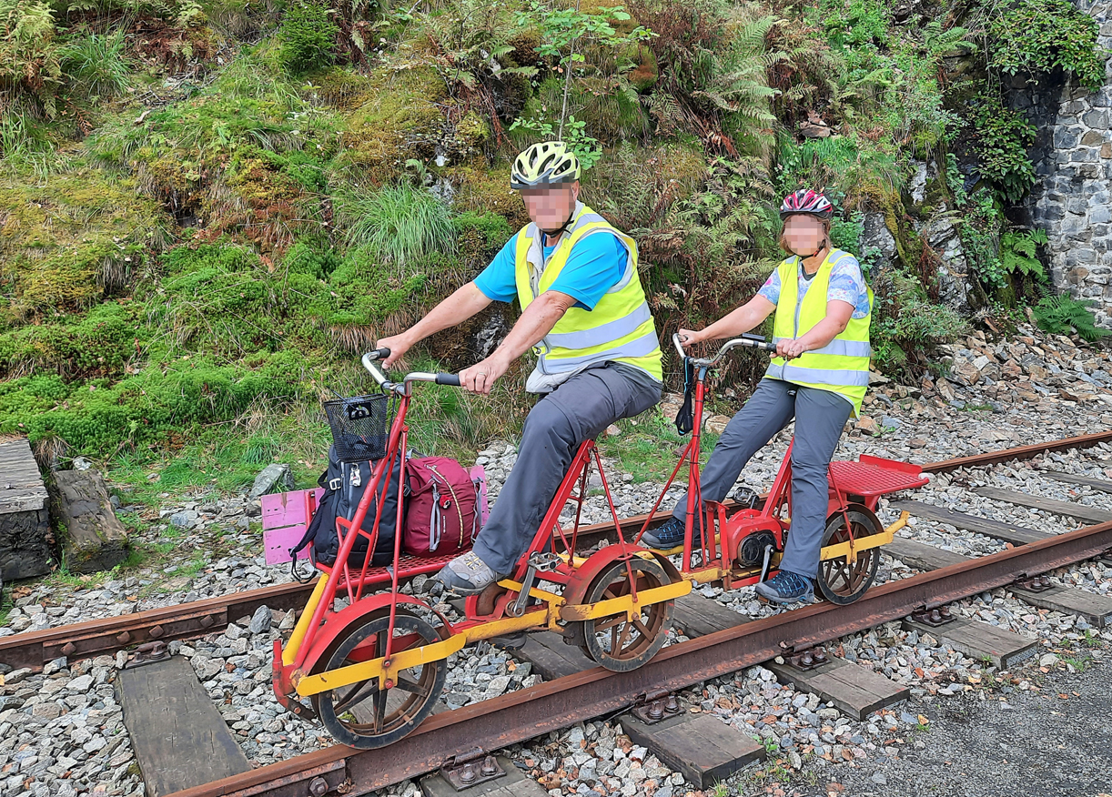 Foto vom Fotograf und dessen Frau auf dem speziellen Fahrzeug. Die Strecke nach Bakkekleivi durch eine fantastische Landschaft ist 17 km lang (das heisst: hin und zurück 34 km!) und stillgelegt. Steigungen bis 17 Promille bringen die Fahrer zum schwitzen. Flekkefjord, 9.9.2024 