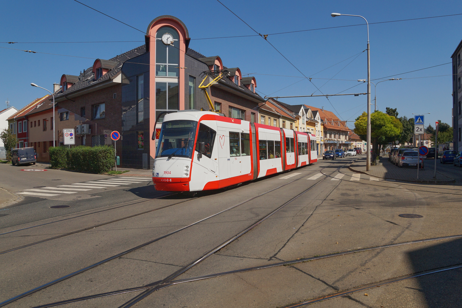 Gerade hat Wagen 1904 der Straßenbahn Brünn die Haltestelle Geislerova verlassen und setzt seine Fahrt in Richtung Čertova rokle fort. In Brünn werden die Skoda 13T seit 2007 eingesetzt, 1904 wurde 2008 geliefert. (06.09.2023)