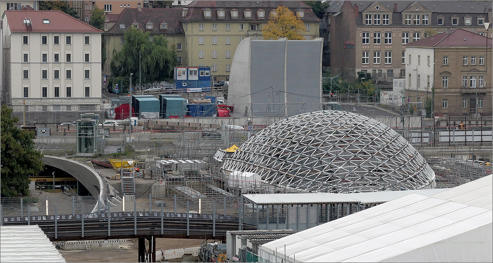 Gitterschale und Entrauchungsbauwerk - 

... am Südkopf des zukünftigen Stuttgarter Hauptbahnhofes. Links ist ein Teil der Stadtbahnhaltestelle Staatsgalerie erkennbar. Blick vom Infozentrum des Projektes.

18.10.2024 (M)