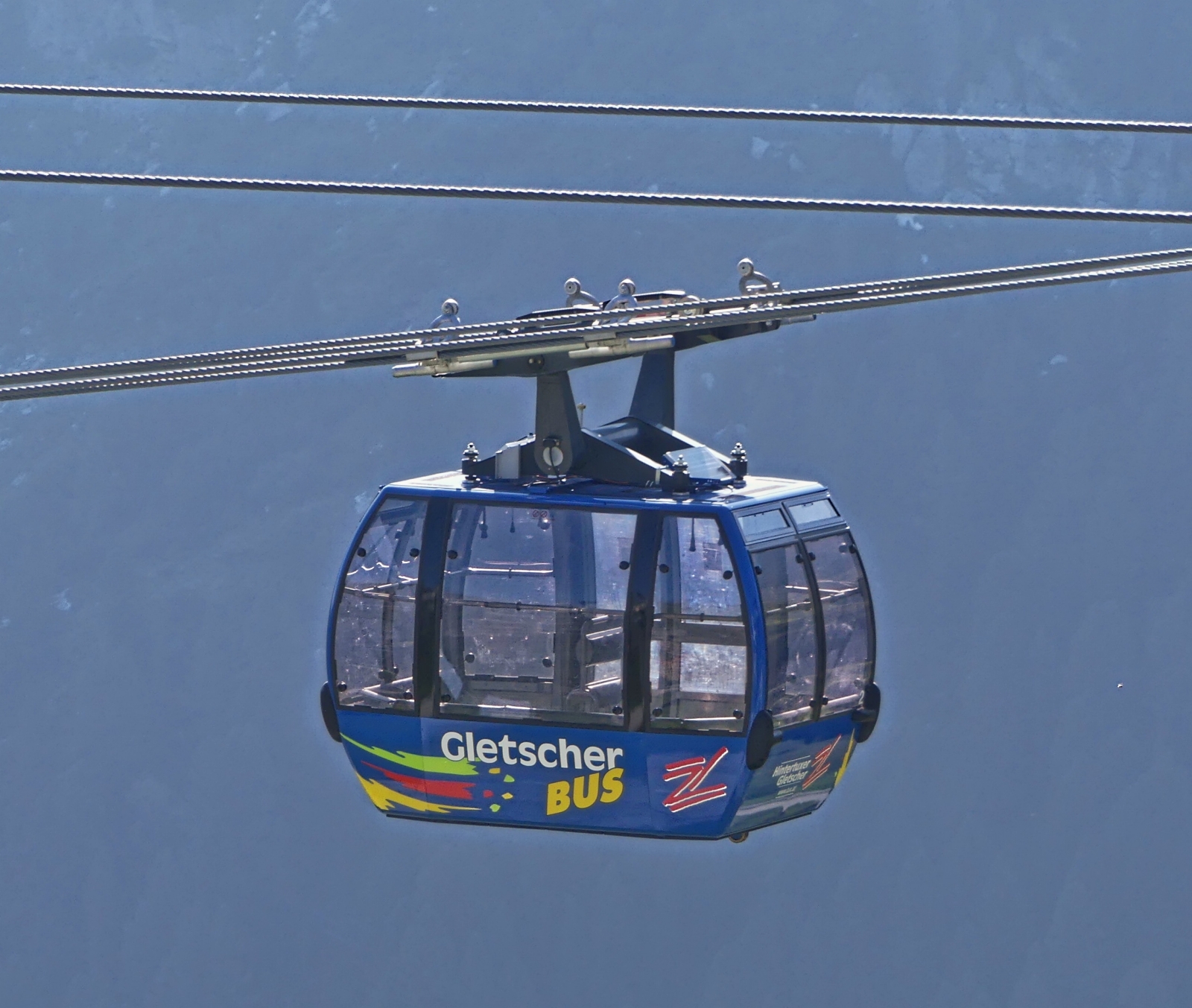 Gletscherbus 1, der Tuxer Seilbahn, von der Bodenstation zur Mittelstation Sommerberg auf 2031 m, im Moment nicht in Betrieb. 08.2024,