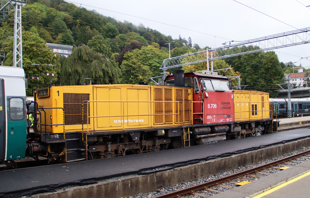 Grosse Diesellok 8.706 an der Arbeit. Bergen, 4.9.2024