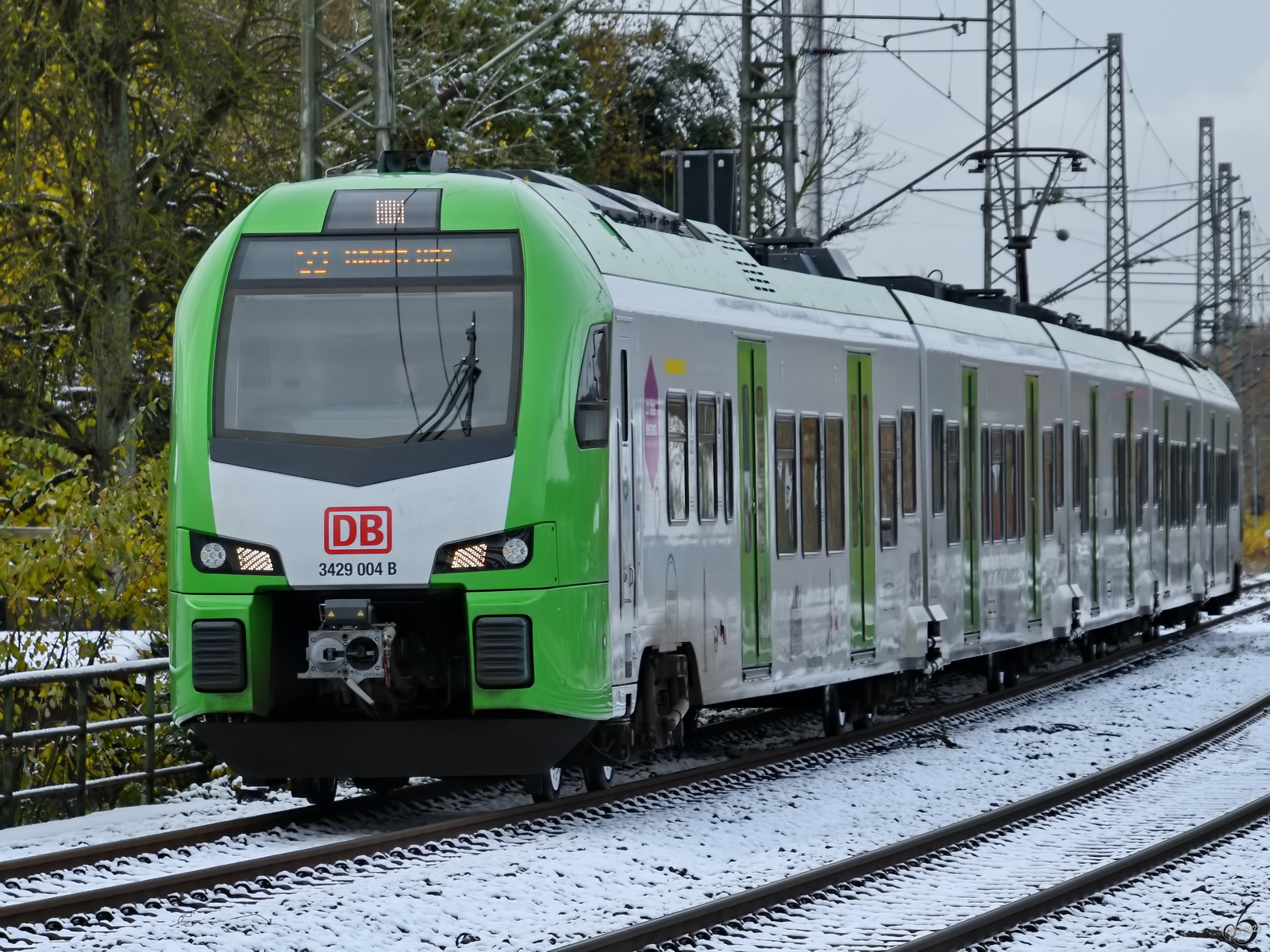 Hier zu sehen der Elektrotriebzug 3429 004 B, welcher Ende November 2024 gerade am Bahnhof in Schwelm ankommt.