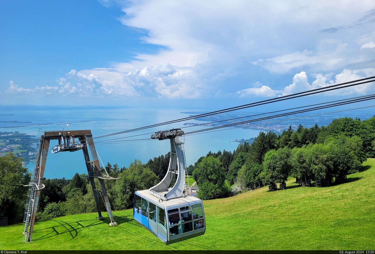 Hinab ins Tal fährt diese Gondel der Pfänderbahn. Sie verbindet das österreichische Bodensee-Ufer mit dem gut 1000 Meter hohen Pfänder, dem Hausberg von Bregenz.

🧰 Pfänderbahn AG
🕓 2.8.2024 | 13:30 Uhr