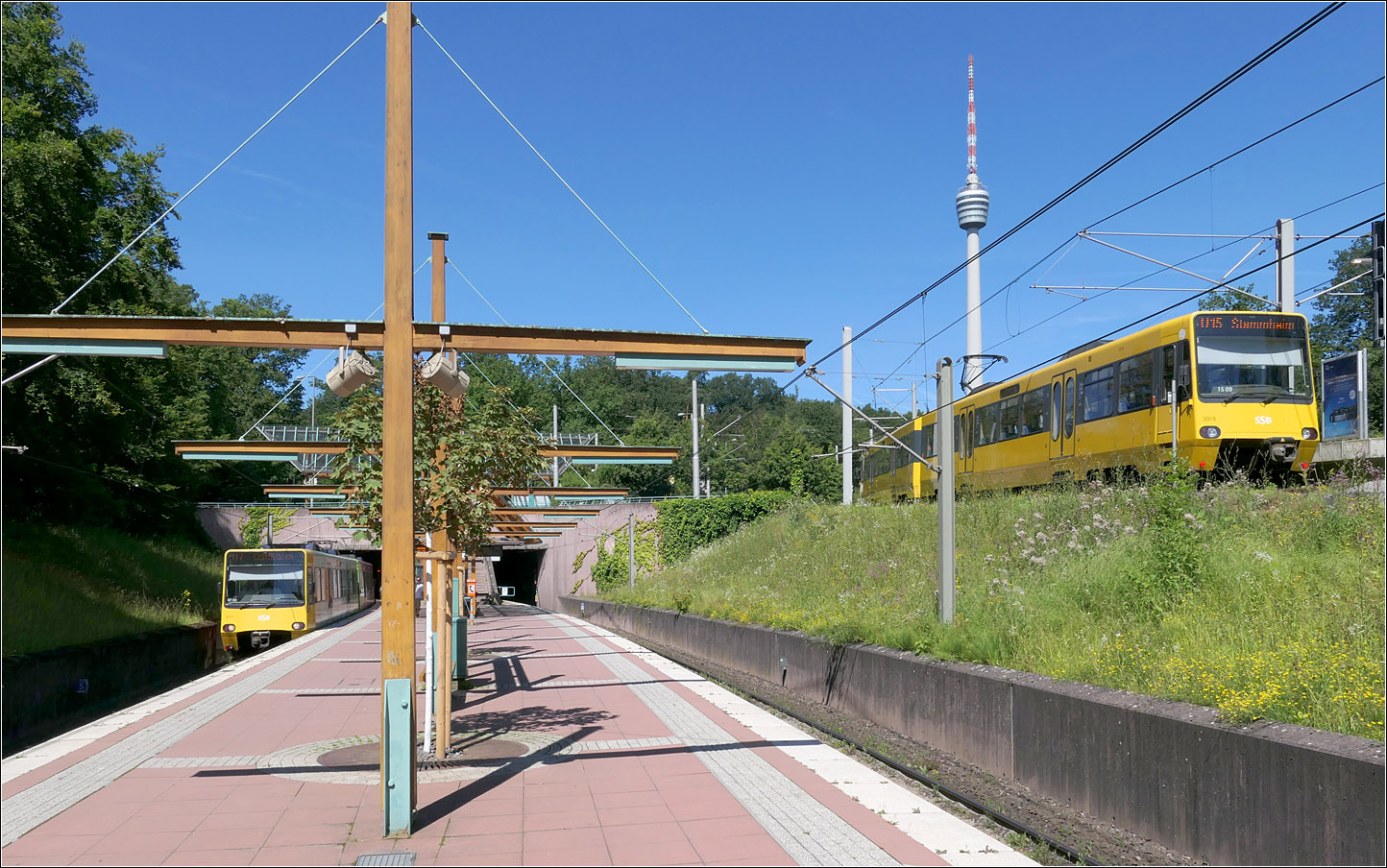 Höhenlagen - 

Auf unterschiedlichen Niveaus halten die Stadtbahnen der Linien U7 und U8 (unten) und U15 oben an der Haltestelle Ruhbank (Fernsehturm). Die Haltestelle der U15 dürfte dabei der höchste Punkt im Stuttgart Stadtbahnnetz darstellen mit ca. 475 m über NN. Der tiefste Punkt im Netz dürfte die Endhaltestelle der U12 in Remseck sein, mit ca. 210 m.

Die Aussichtsplattform des Fernsehturmes wird mit 150 m über dem Boden so etwa in einer Höhe von 630 m über NN liegen. 185 m direkt unter dem Fernsehturm befindet sich die Talwärts-Röhre des neuen Fildertunnels der Bahn.

09.07.2024 (M)

