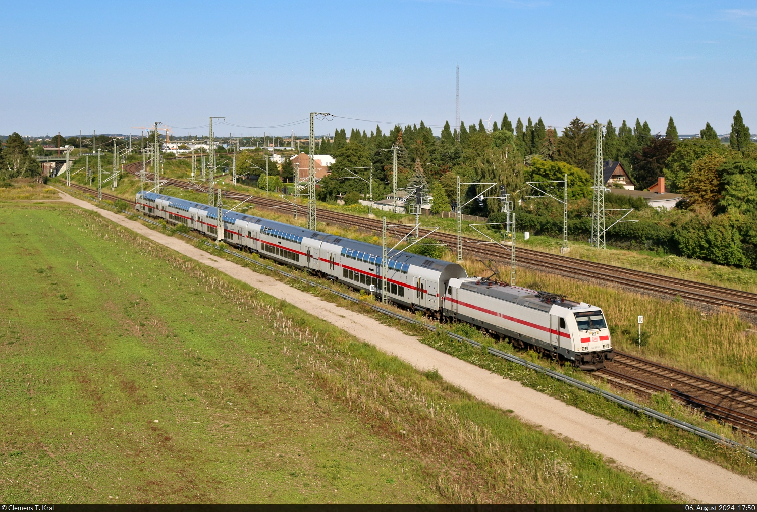 IC2 mit 146 568-1 rollt am Birkhahnweg in den Knoten Halle (Saale) hinein.

🧰 DB Fernverkehr
🚝 IC 2239  Warnow  (Linie 57) Warnemünde–Leipzig Hbf
🕓 6.8.2024 | 17:50 Uhr