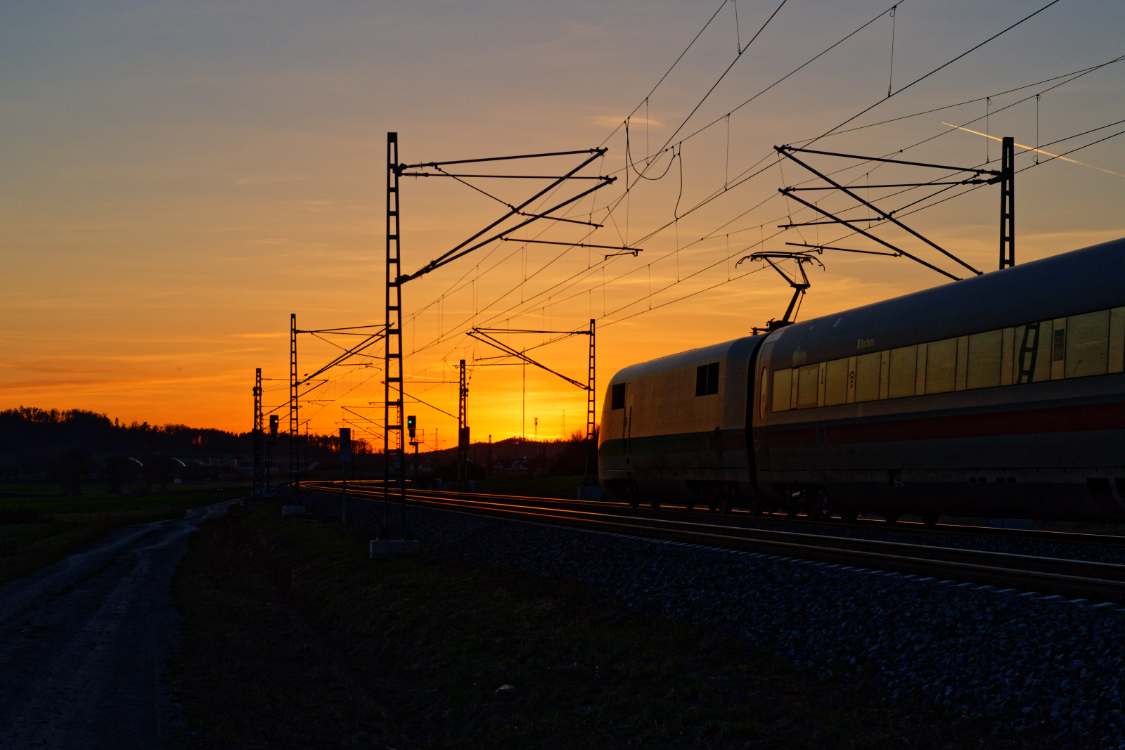 ICE 782 (München Hbf - Hamburg-Altona) im letzten Abendlicht bei Oberdachstetten, 29.03.2021