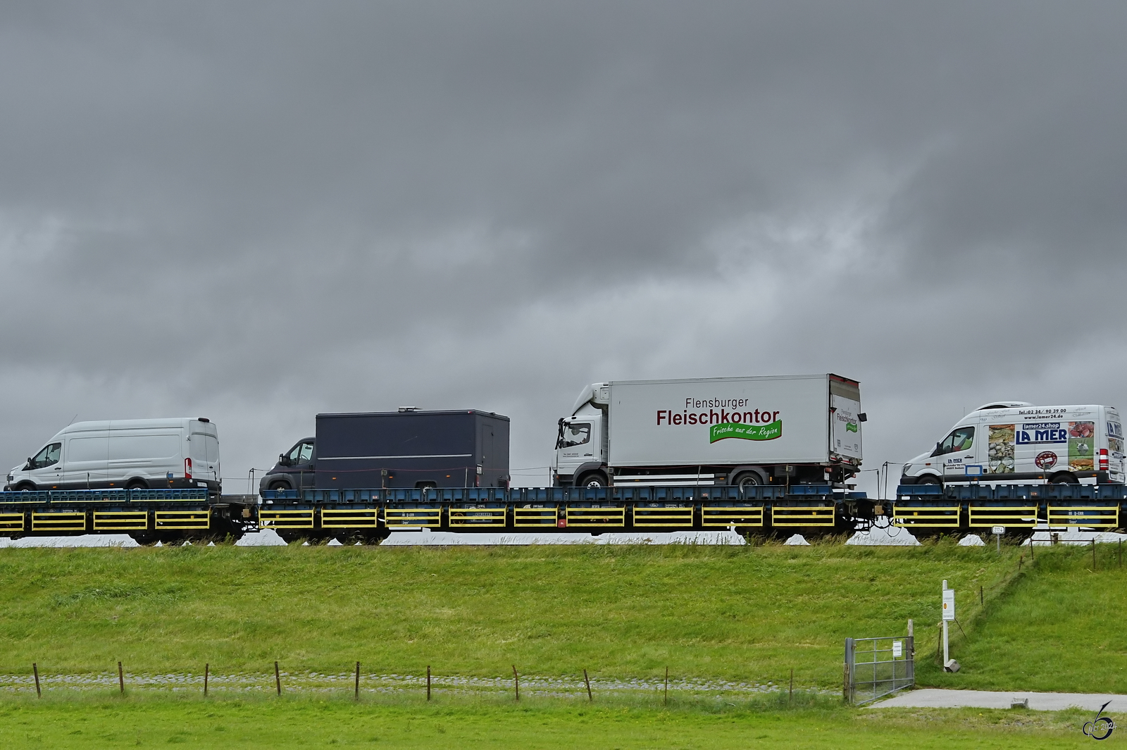 Im Bild ein Flachwagen der Bauart Snps, welcher Anfang Juni 2024 bei Friedrich-Wilhelm-Lübke-Koog an mir vorbei rollte.