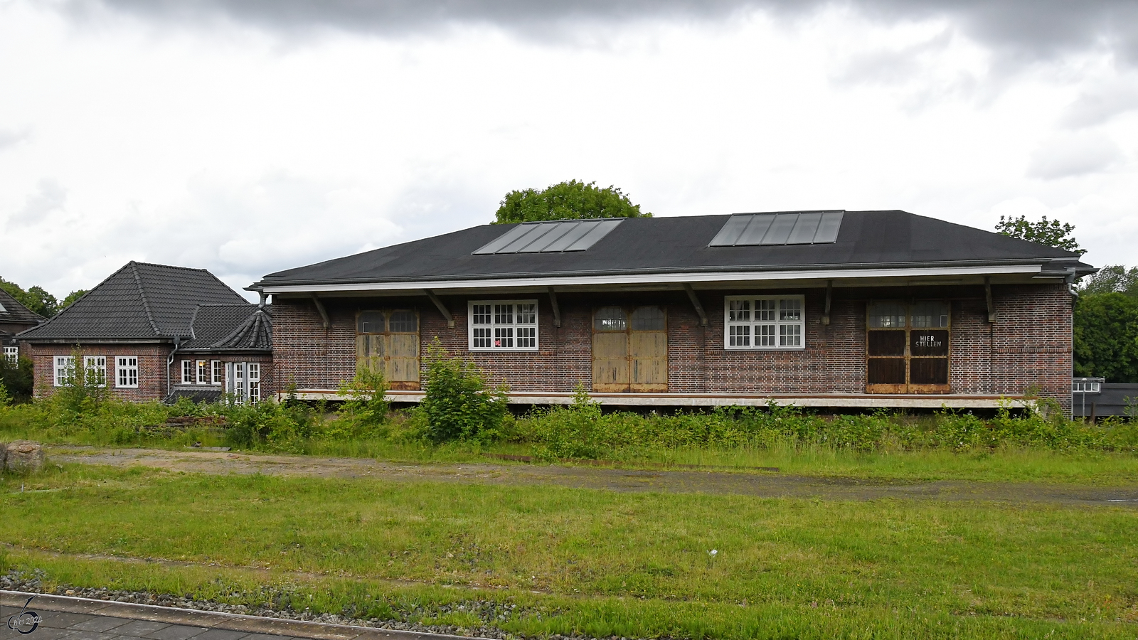 Im Bild das nicht mehr genutzte Güterabfertigungsgebäude am Bahnhof in Flensburg. (Juni 2024)