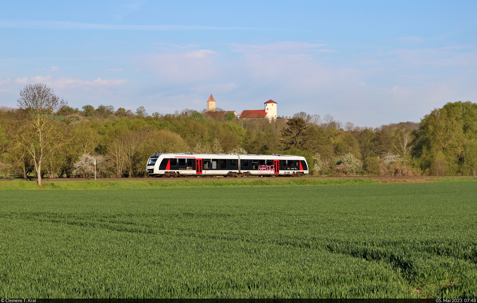 Im Blockabstand nach einem Sonderzug folgt an der Burg Freckleben 1648 425-4 (Alstom Coradia LINT 41) als Leerfahrt Richtung Sandersleben(Anh).

🧰 Abellio Rail Mitteldeutschland GmbH
🕓 5.5.2023 | 7:48 Uhr