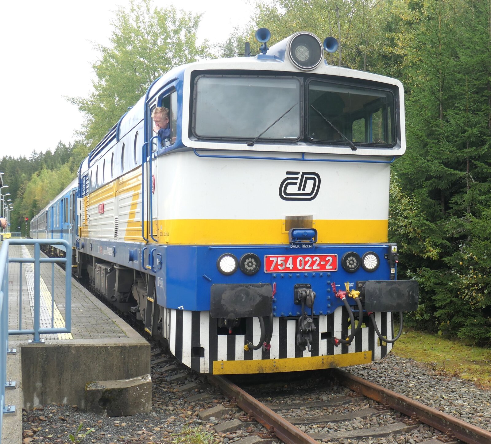 Im September 2024 hat die besonders schön lackierte 754 022 einen Zug des Böhmerwald-Courieres in den Grenzbahnhof Bayrisch-Eisenstein gebracht.