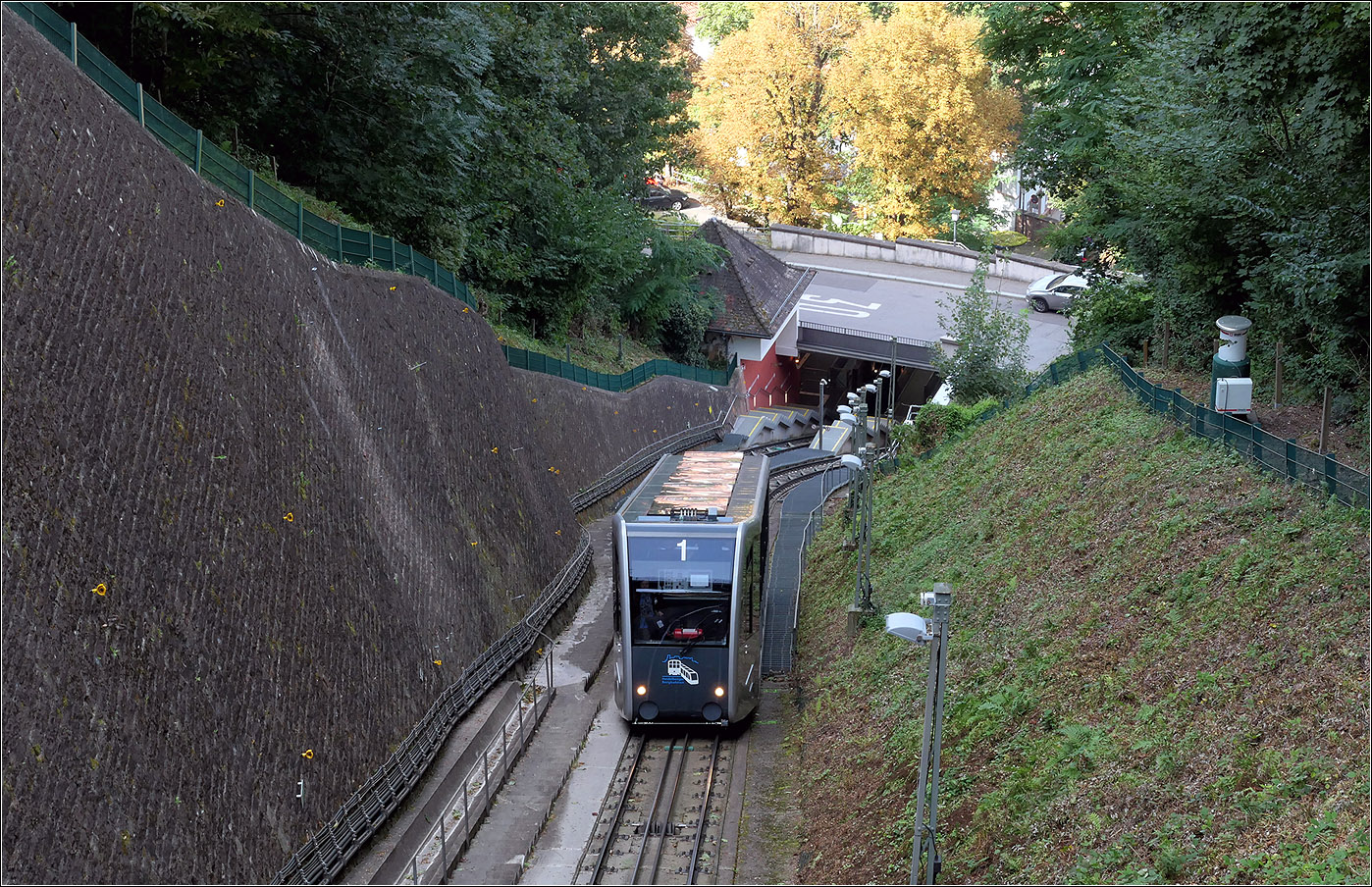 Im tiefen Einschnitt bergwärts - 

Während bis zur Station Schloss die Heidelberger Bergbahn weitgehend im Tunnel verläuft, führt die weitere Strecke weitgehend im Einschnitt mit teils hoher Stützwand hinauf zur Molkenkur, wo in die obere Bergbahn umgestiegen werden kann. 

Der Blick geht hinunter von der Brücke des Friesenweges zur Station Schloss.

18.09.2024 (M)