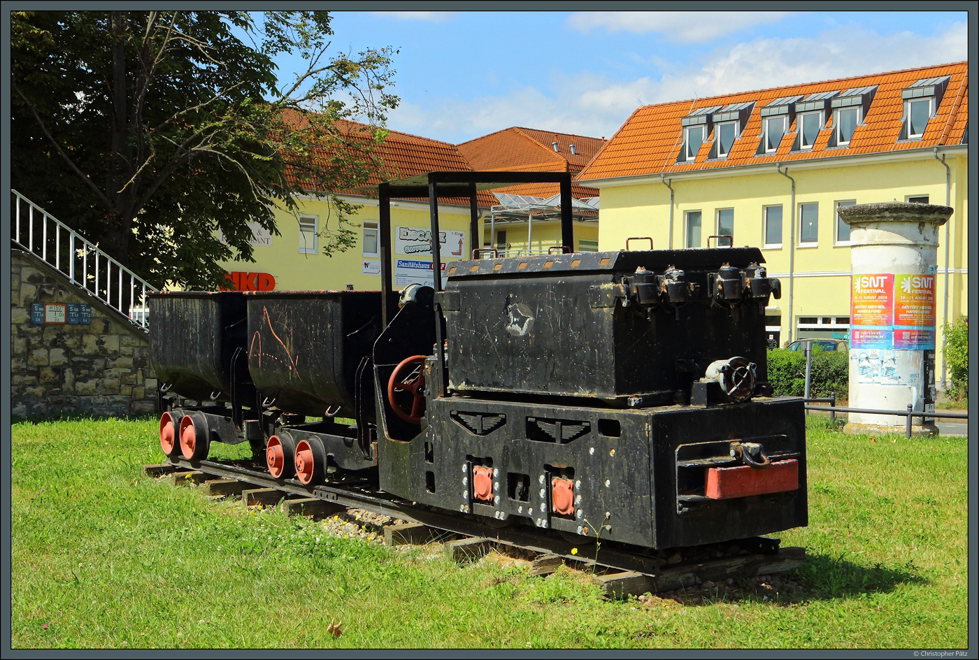 Im Zentrum von Braunsbedra wurde eine EL 9 mit zwei Loren als Denkmal aufgestellt. (11.08.2024)