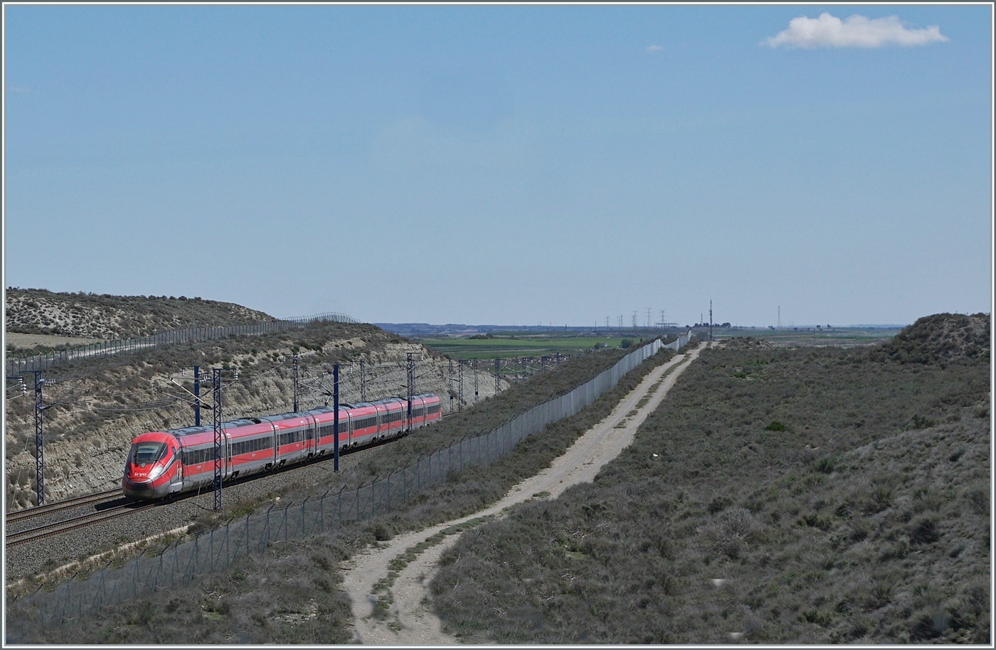 In der trockenen flachen Landschaft zwischen Zaragoza und Lleida bei Bujaraloz wurde ich fündig und konnte einen IRYO ETR 400 fotografieren: In Spanien sind die ETR 400 / ETR 1000 als Serie 109 eingereiht. Der Zug ist als IRYO 6011 von Madrid-Puerta de Atocha (ab 10:00) nach Barcelona Sants (an 12:45) unterwegs. Das Bild zeigt die Schnellfahrstrecke bei Streckenkilometer 370.5 (ab Madrid) im flachen Land, wie man sich so gemeinhin Spanien vorstellt, doch interessanterweise erreicht die Strecke in den Sierre Ministra bei Streckenkilometer 152,7 eine Höhe von 1217 müM und ist damit die höchst gelegene Schnellfahrstrecken Europas! 18. April 2024