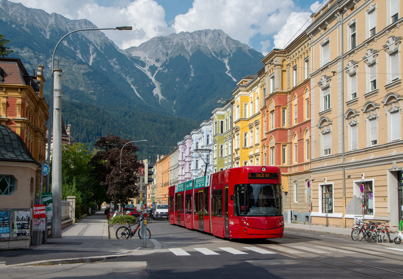 Innsbruck 

IVB Flexity 321 als Linie 6 nach Igels, Bundesbahndirektion, 31.08.2024
