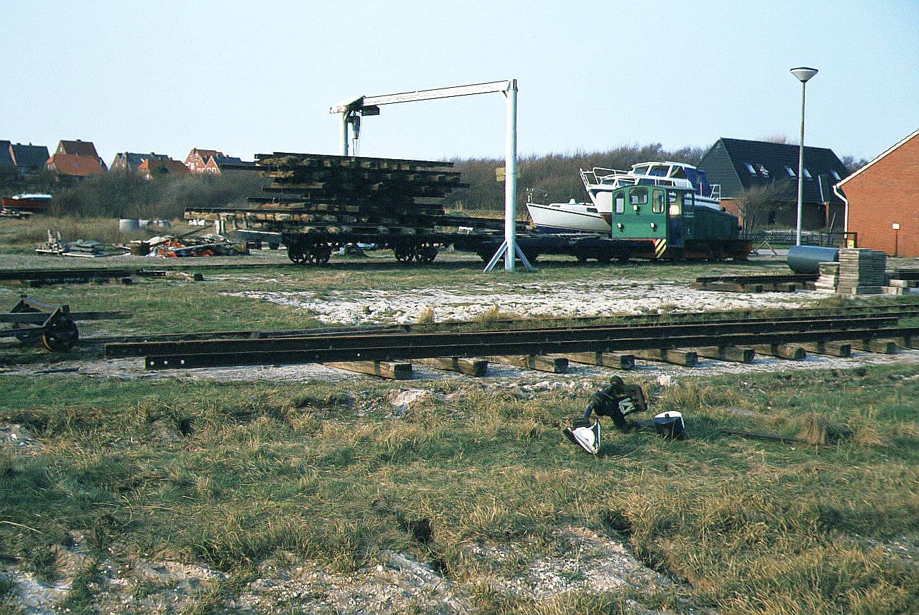 Inselbahn Spiekeroog__April 1984. Der Betrieb ist seit 1981 eingestellt. Streckenabbau und Abtransport von nicht mehr für die Pferdebahn benötigtem Gleismaterial und Fahrzeugen, über den alten Anleger im Wattenmeer per Schiff zum Festland, sind noch in vollem Gange.