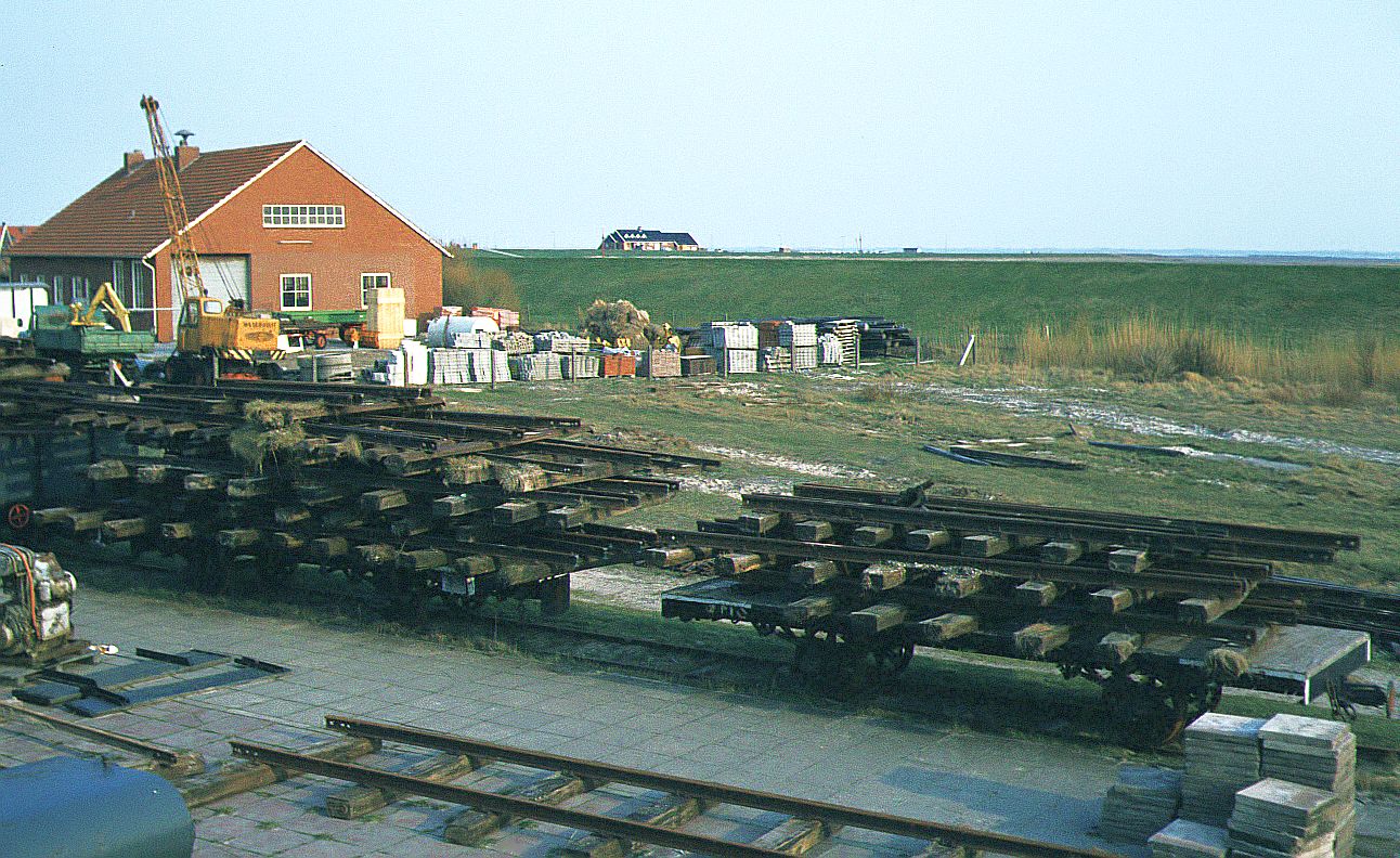 Inselbahn Spiekeroog__April 1984. Flachwagen mit abgebauten Gleisrosten, zum Abtransport bereitgestellt.