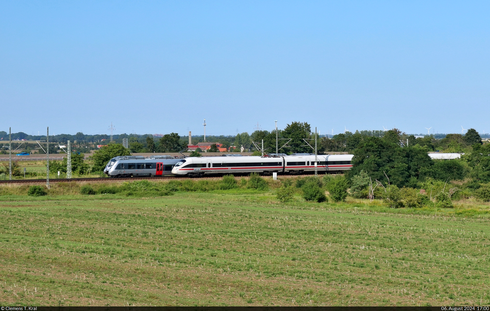 Kurz nach Abfahrt aus Halle(Saale)Hbf muss dieser 1442 (Bombardier Talent 2) an der Osttangentenbrücke schon wieder halten, um sich vom verspäteten 411 026-8 (Tz 1126  Leipzig ) überholen zu lassen.
Beide Züge sind in nördlicher Richtung, also auf dem Bild nach rechts unterwegs.

🧰 S-Bahn Mitteldeutschland (MDSB II | DB Regio Südost) | DB Fernverkehr
🚝 S 37858 (S8) Halle(Saale)Hbf–Dessau Hbf [+5] | ICE 92  Berolina  (Linie 91) Wien Hbf (AT)–Berlin Hbf (DE) [+15]
🕓 6.8.2024 | 17:00 Uhr