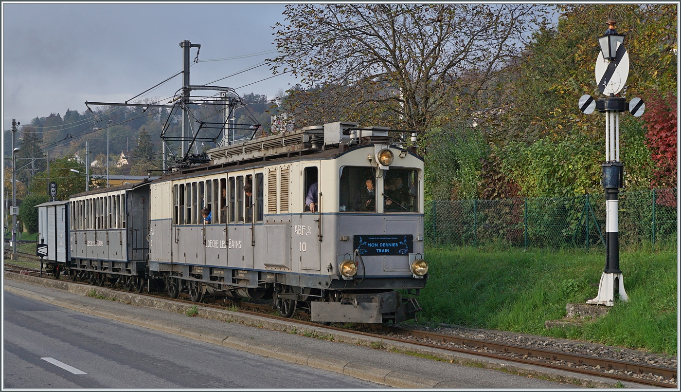 La DER de la Saison 2024!  Mon dernier Train - Mein letzter Zug . - Nochmals richtig fein gepfiffen, und dann setzte sich der Zug in Bewegung, wird das Ausfahrsignal von Blonay passieren und fährt dann nach Chaulin. Ein Abschiedsbild mit den wohl eizigsten Sonnenstrahlen des heutigen Tages bei der Abfahrt des LLB ABFe 2/4 10 der Blonay-Chamby Bahn in Blonay. 

Sicherheit ist das oberste Gebot der Eisenbahn, dies gilt auch für Museumsbahnen, das  Personal  muss wie, wie die Kollegen der echten Bahn periodischen Prüfungen ablegen. Und so kommt es auch bei einer Museumbahn vor, dass ein Lokführer seine letzte Fahrt absolviert. In diesem Sinne: Alles Gute für die Zukunft und weiterhin viel Freude mit dem wunderschönen Hobby Eisenbahn!

26. Okt. 2024 

