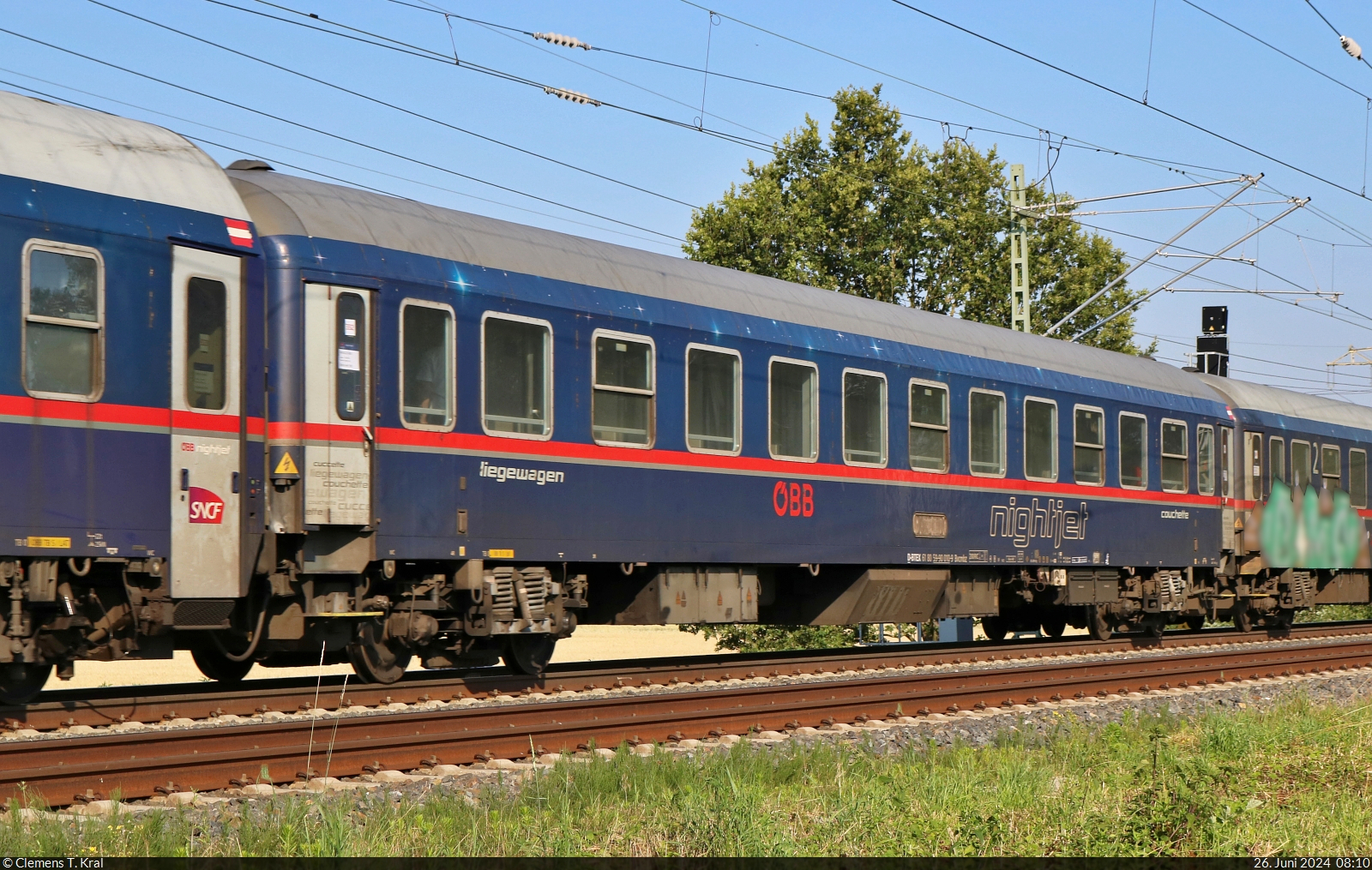 Liegewagen mit der Bezeichnung  Bvcmbz  (61 80 59-90 010-9 D-BTEX), eingereiht im umgeleiteten Nightjet (Paris–)Strasbourg–Berlin und aufgenommen in der Saaleaue zwischen Angersdorf und Halle-Wörmlitz.

🧰 BahnTouristikExpress GmbH (BTEX) | ÖBB | SNCF | DB Fernverkehr
🚝 NJ 425 Bruxelles Midi (B)–Berlin Hbf (D) / NJ 40469 Strasbourg (F)–Berlin Hbf (D) [+40]
🕓 26.6.2024 | 8:10 Uhr

(verbesserte Version)