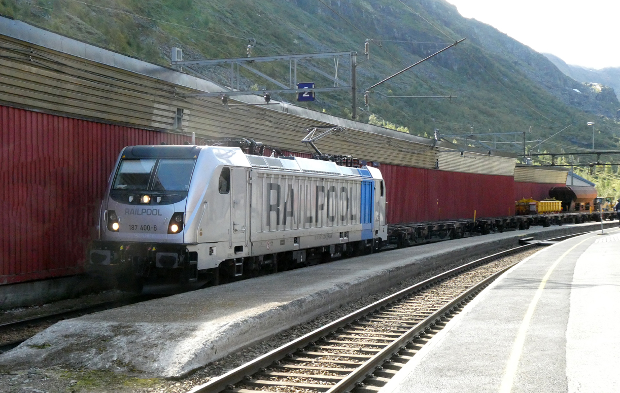 Lok 187 400 ist mit einem Güterzug in Myrdal auf das hintere Gleis eingefahren und wartet für die Weiterfahrt ostwärts die Kreuzung oder Überholung eines Reisezuges ab. Myrdal, 31.8.2024