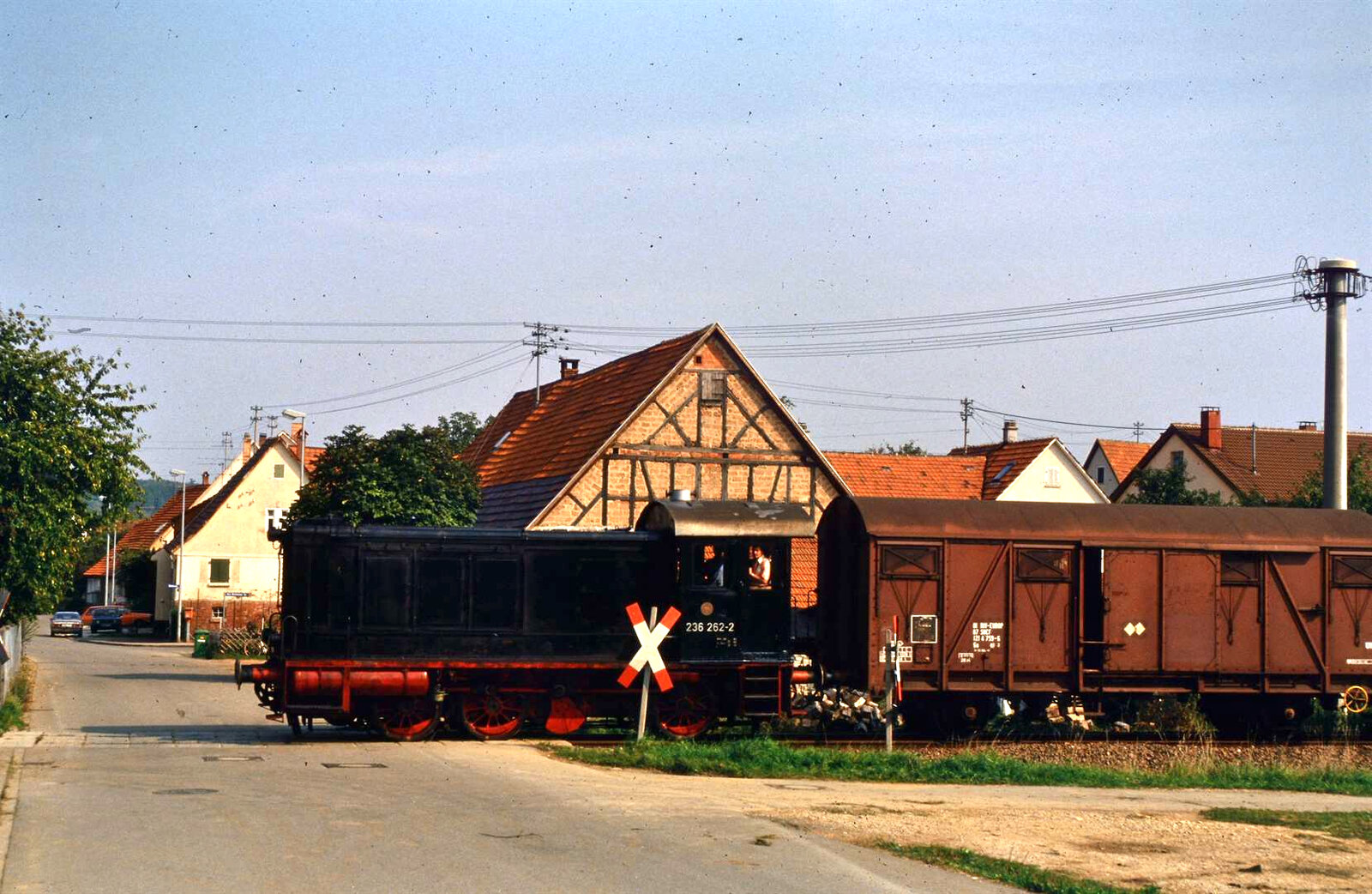 Lok 236 262-2 ( V 36) bei einer der wenigen Sonderfahrten auf der DB-Nebenbahn Kirchheim-Weilheim.
Datum: 22.09.1985