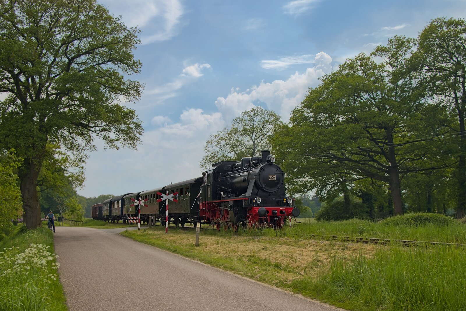 Lok 5 (ehem. TWE 152) des Museum Buurtspoorweg zieht am Nationalen Dampfzugtag einen Pmg nach Boekelo (09.05.2024)