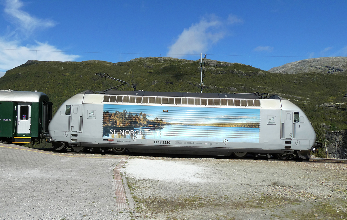 Lok El 18 2250 als Schlusslok in der Station Vatnahalsen (811 müNN) auf steilem Gleis. Myrdal, 31.8.2024