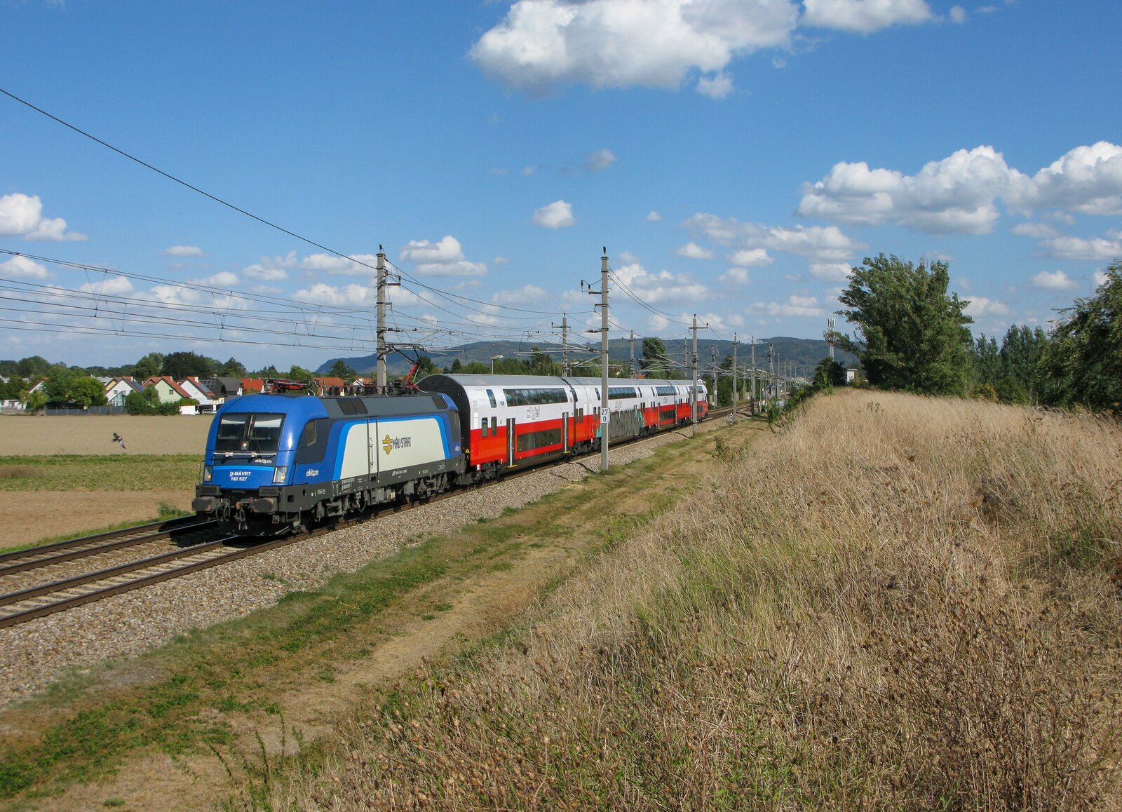 MAV Taurus (182 527-2) zieht auf der Franz-Josefs-Bahn am 07.09.2024 den REX4 nach Krems (Fotografiert nahe Langenlebarn)