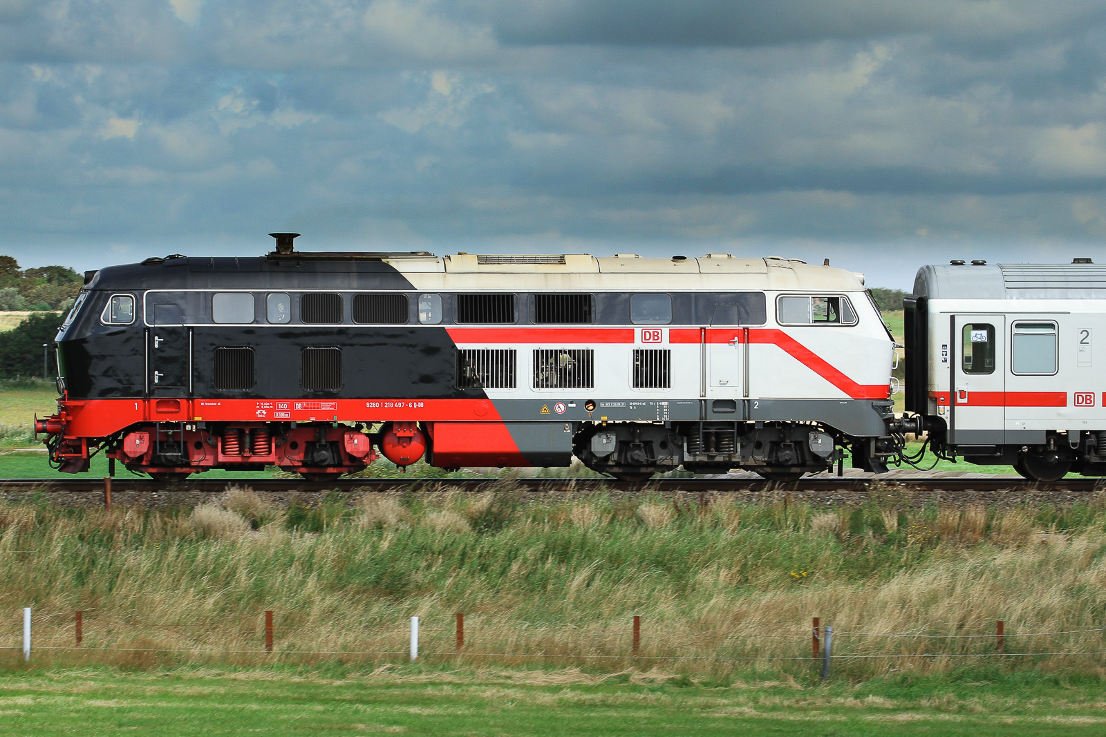 Mein persönliches highlight des Tages diese hübsche Diesellokomotive 218 497-6 am 28.7.2024 zwischen Tinnum und Keitum.