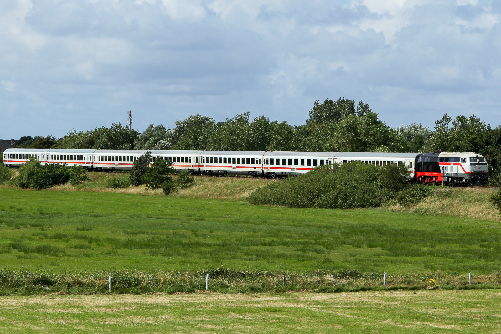 Mein persönliches highlight des Tages diese hübsche Diesellokomotive 218 497-6 am 28.7.2024 zwischen Tinnum und Keitum.
Nun auf dem langen Weg als IC nach Berlin.