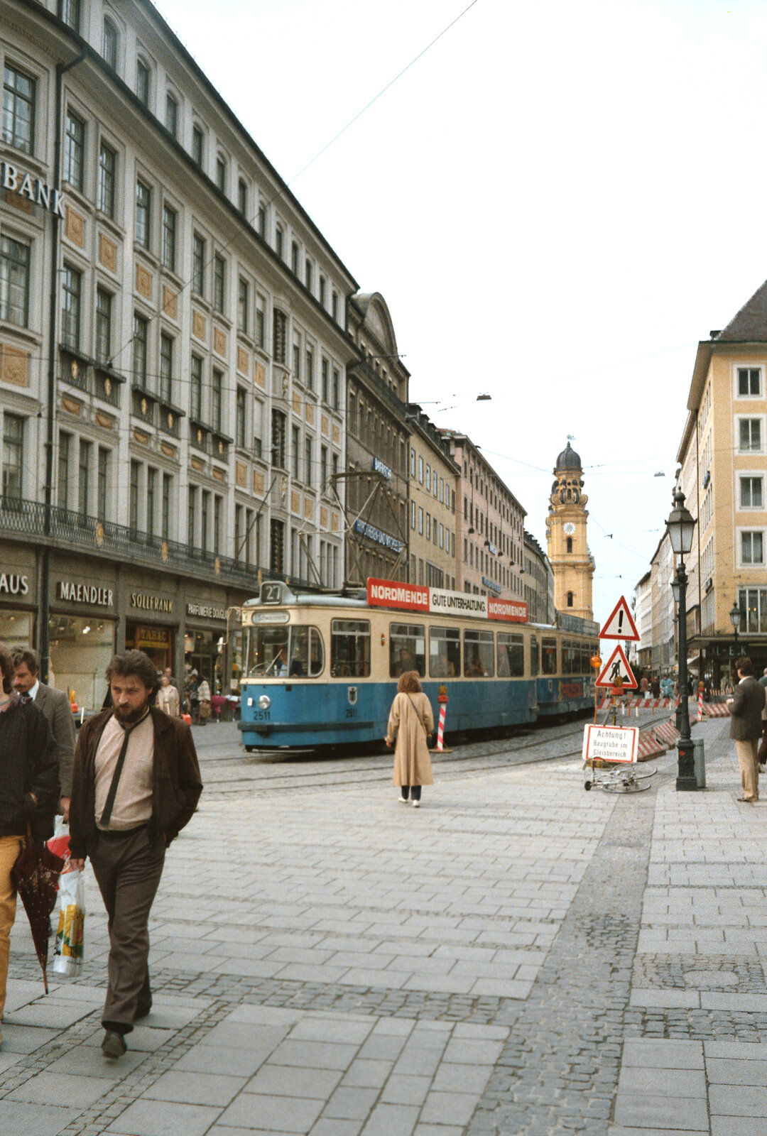 Münchener Straßenbahn, Perusastraße (?), Zug mit Wagen der Reihe M (Rathgeber), Sommer 1984