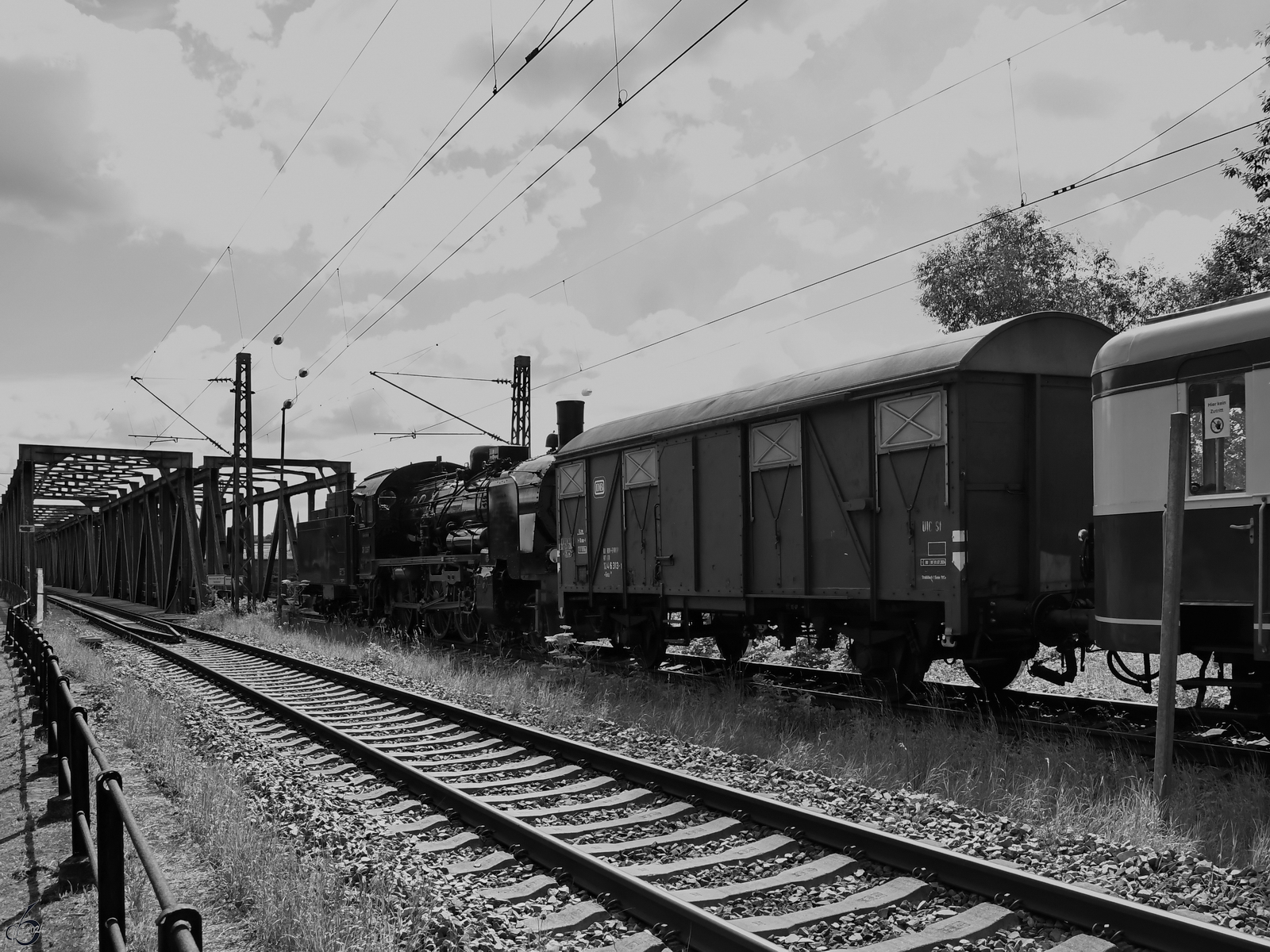 Nachschuss auf den von der Dampflokomotive 38 2267 gezogenen Sonderzug, welcher Anfang Juli 2024 auf der Ruhrtalstrecke unterwegs war und gleich die Eisenbahnbrücke in Hattingen erreicht.