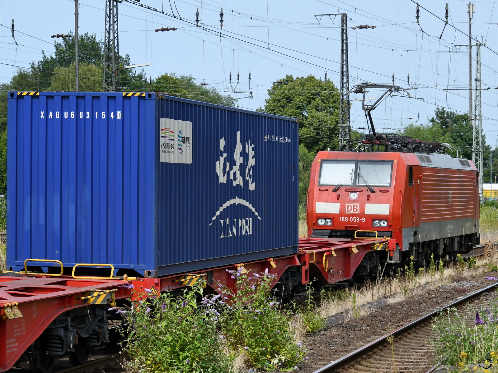 Nachschuss auf die DB-Elektrolokomotive 189 059-9, welche Ende Juni 2024 einen Containerzug durch Wanne-Eickel zog.