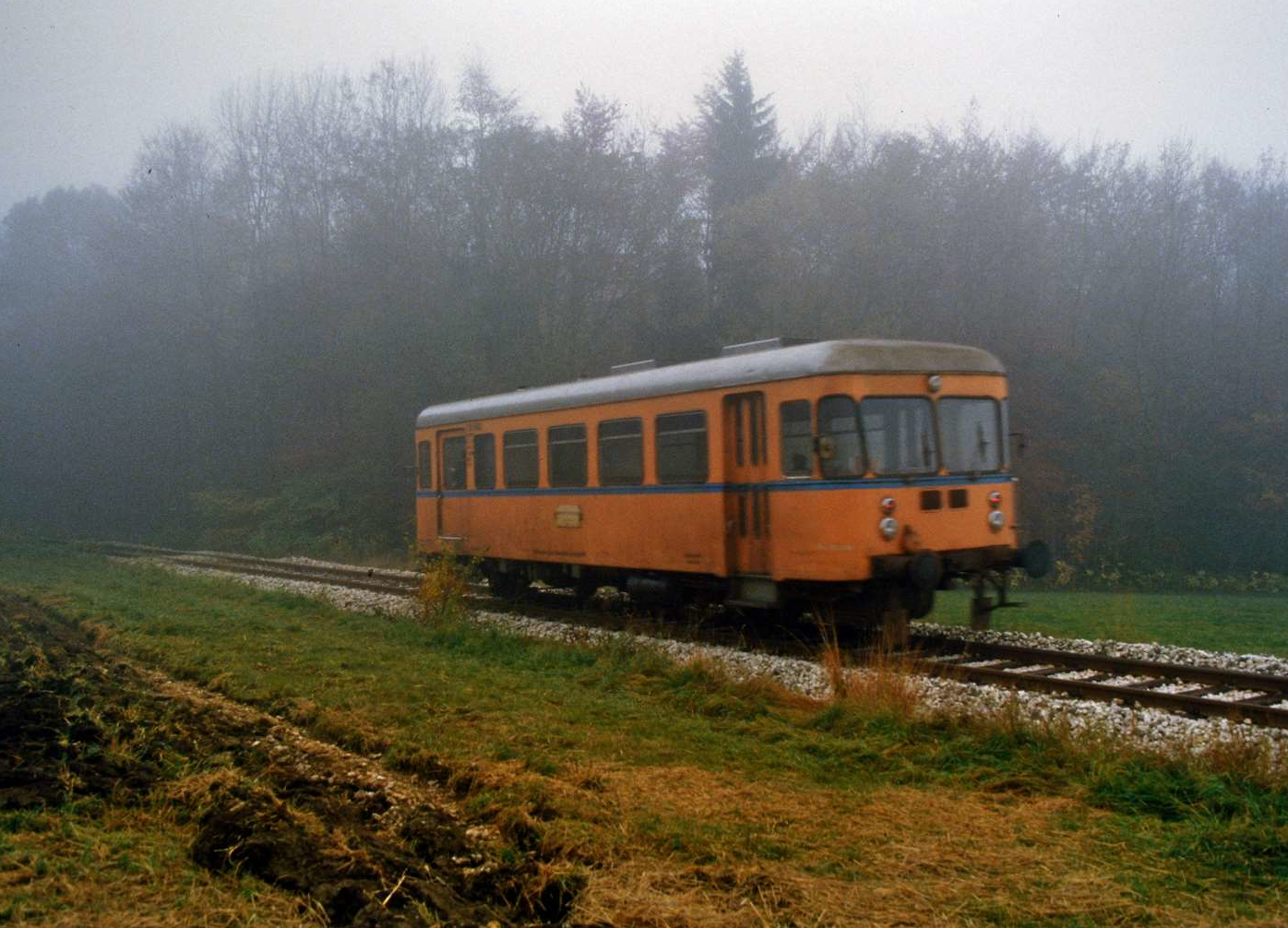 Nebenbahn im Nebel: Schienenbus T 05 auf der WEG-Nebenbahn Amstetten-Gerstetten bei langsamer Fahrt zwischen Schalkstetten und Stubersheim, 02.11.1984