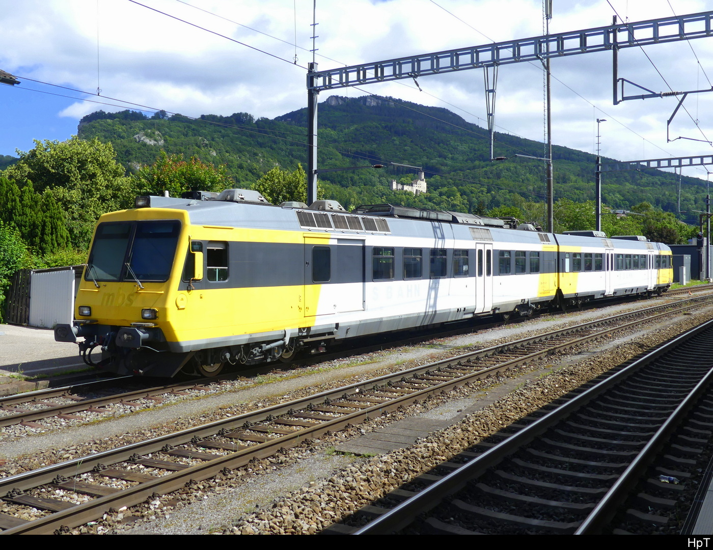 OeBB - ex Montafonerbahn  Triebwagen RBDe 4/4  94 85 7 560 003-6 mit Steuerwagen Bt 50 85 80-35 003-3 abgestellt im Bhf. Oensingen am 2024.06.15